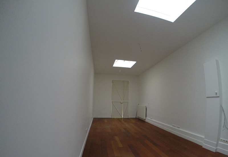Vue-interieur-vers-exterieur-porte-fermee